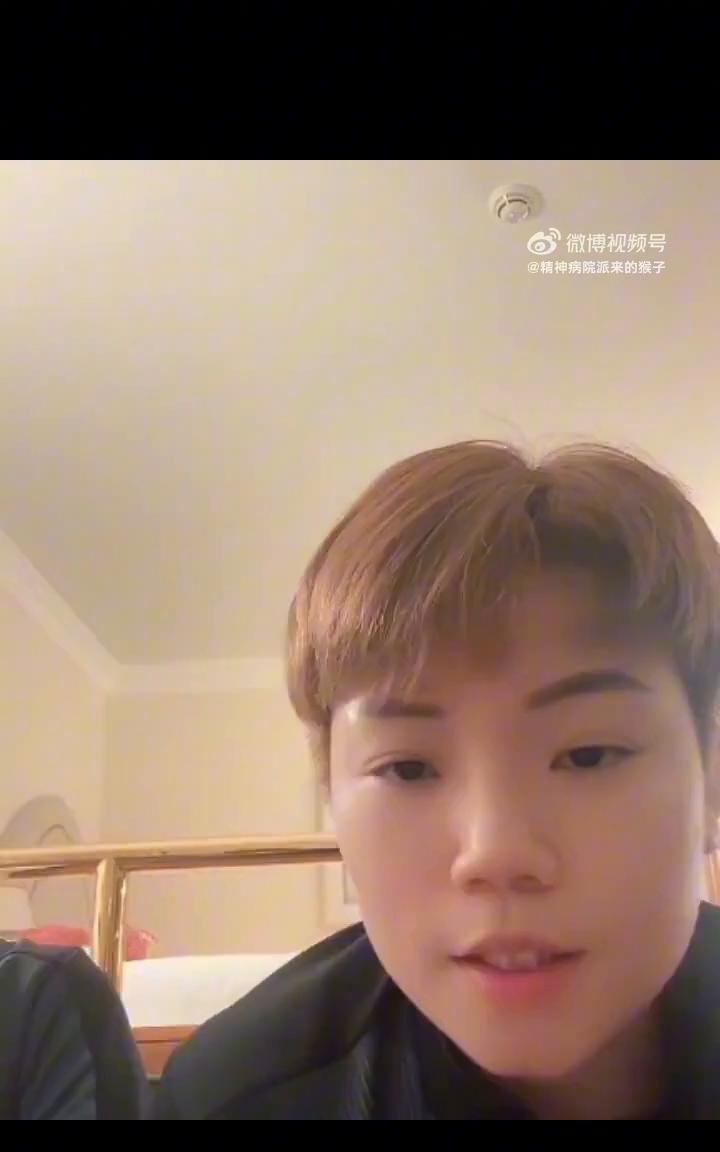 刚刚给宝宝们看了那一小盒巧克力，他们都想知道这个盒子是什么，我们都很好奇。刚刚