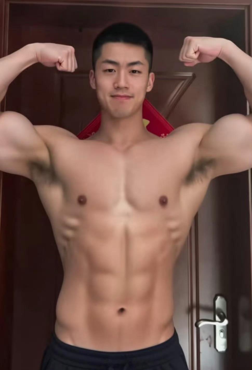 型男帅哥窝肌肉型男，胸肌饱满，巧克力腹肌超棒……[点赞]转发：帅哥型男胸肌肌肉男模强壮的男人​​​