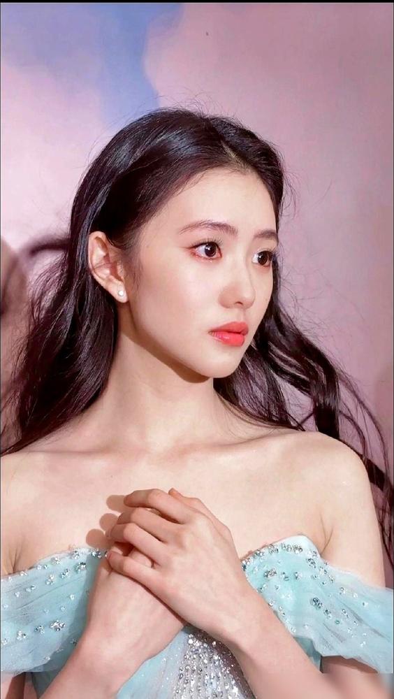 导演冲海来阿木喊：收敛点，别盯着刘浩存看傻了！你以为他俩不熟？人家从去年1