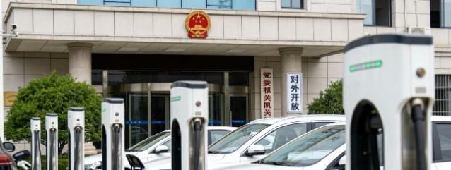 机关大院充电桩强制开放，是便民福利还是作秀？3月起见分晓！2026年3月1日起