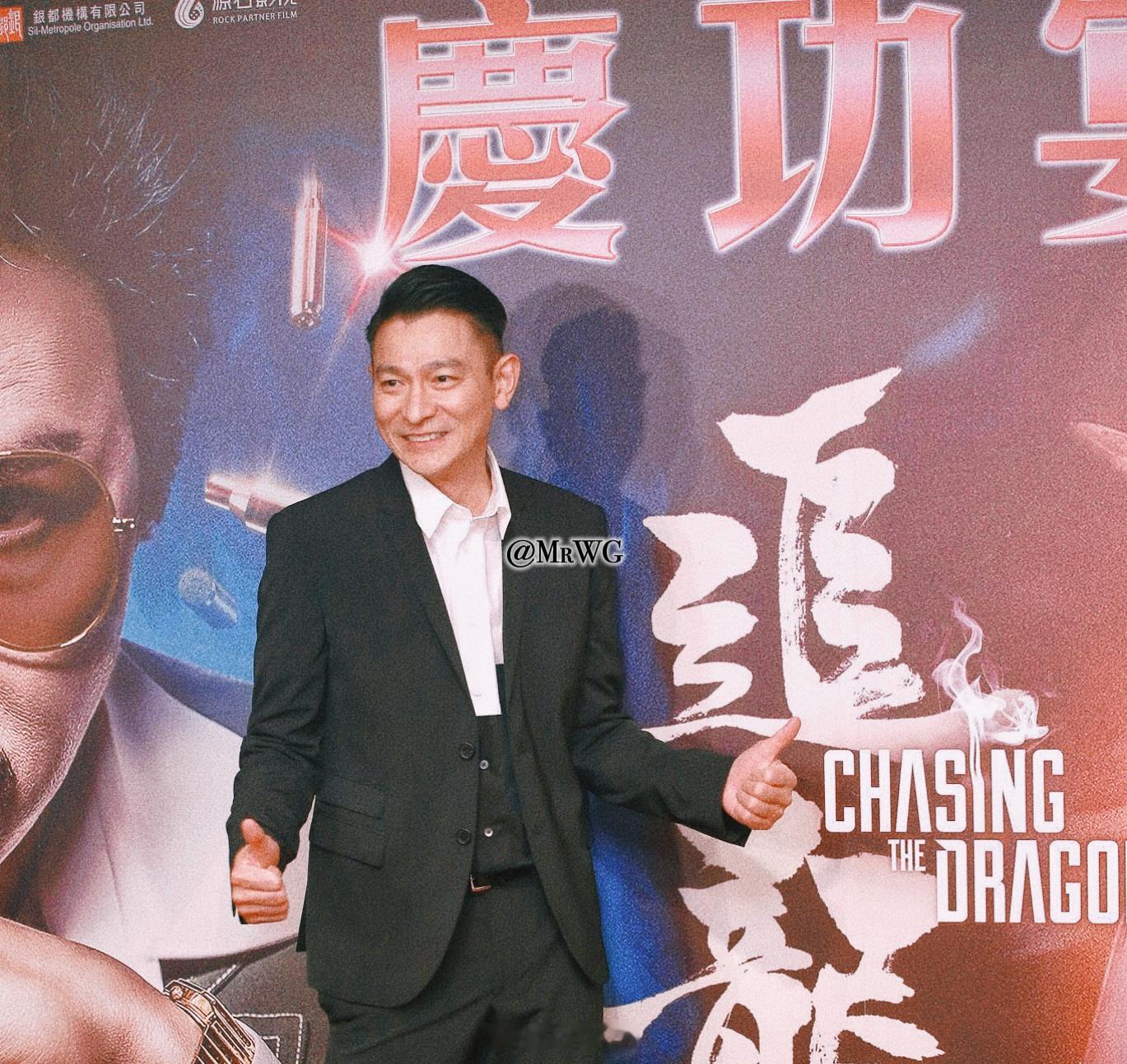 刘德华搭乘花絮去幕后意气风发的型男华人探长[墨镜]——背头一梳，气度气派