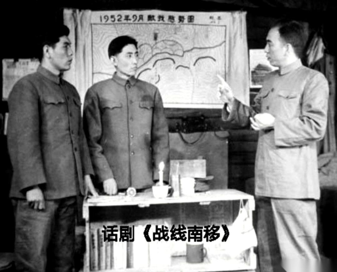 一张1954年的话剧后台照，左边这两个穿着军装的演员，都姓李。这还不算完。更