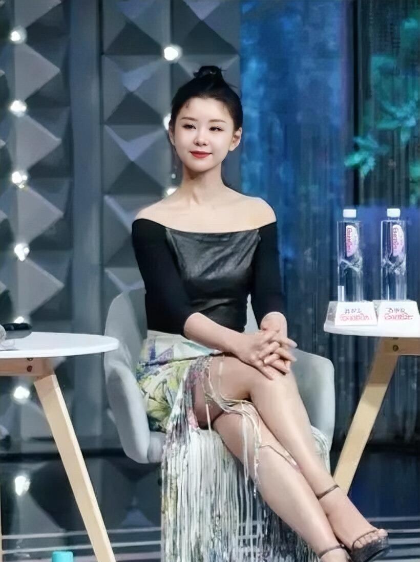 李小萌有点微胖，身材圆润，瓜子脸十分耐看，比那些锥子脸尖下巴的女明星漂亮多了。腿