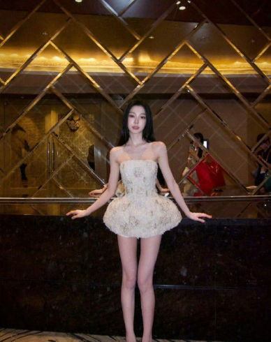 易梦玲真的是行走的衣架子，身材太好了，马甲线好牛！​​​