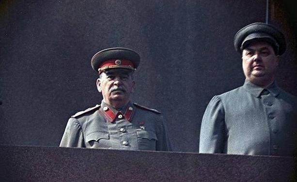 传说斯大林去世不久，赫鲁晓夫在苏共大会上做长篇报告，公开批评斯大林。有人从下面递