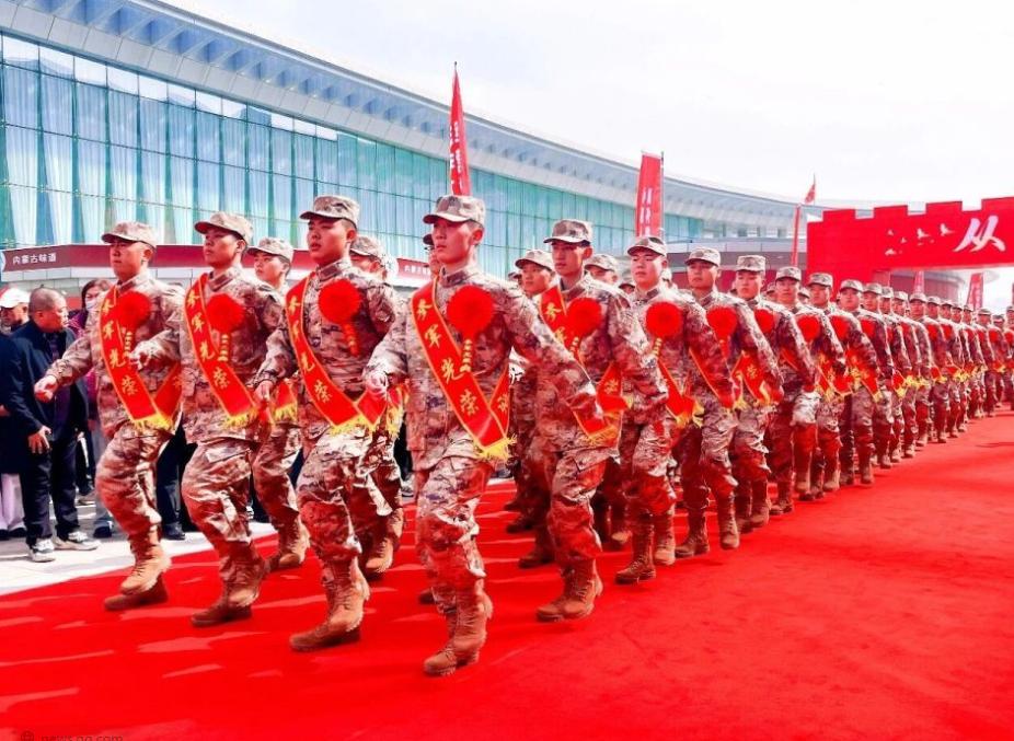 这幕新兵送行场景登上人民日报看哭无数人！呼和浩特新兵赴营，每个新兵都被几个家人