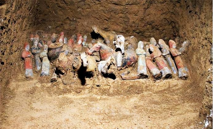 1973年的一天，山西运城的一位村民在喝酒后，意外走进了一处古墓，出来后像是丢了