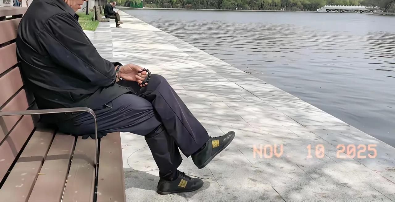 在河边闲逛时，我碰到了退休后的领导。他坐在河边，两眼直直地望着潺潺流淌的河水。我