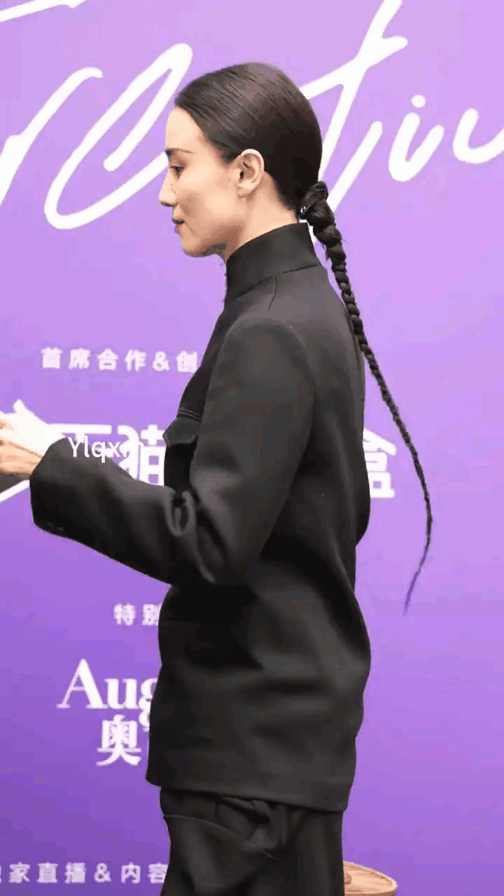 最近，宋佳被推上了热搜，原因就是她梳了一条长长的辫子，穿着改良服饰，手提一个鸟笼