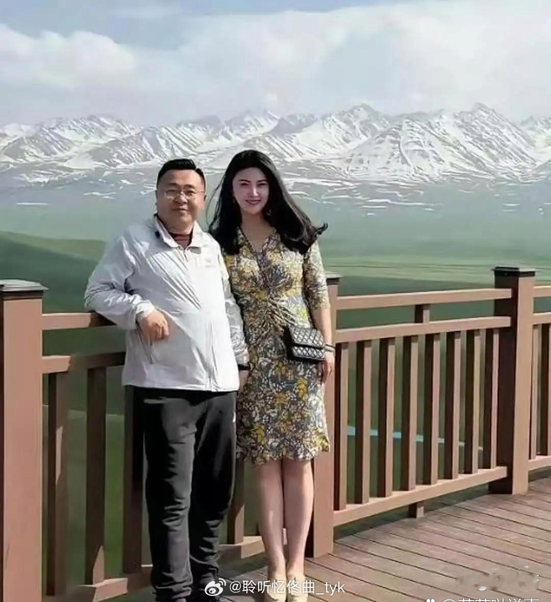 有钱就是硬道理，这女的还跟方丈合过影，前前后后跟过好几个大款。