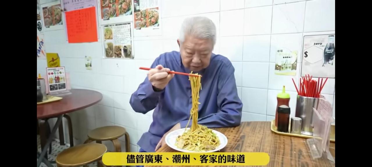 老先生说香港有70万福建人，但是却没有一个像样的福建菜楼。相反，倒是一家街边小摊