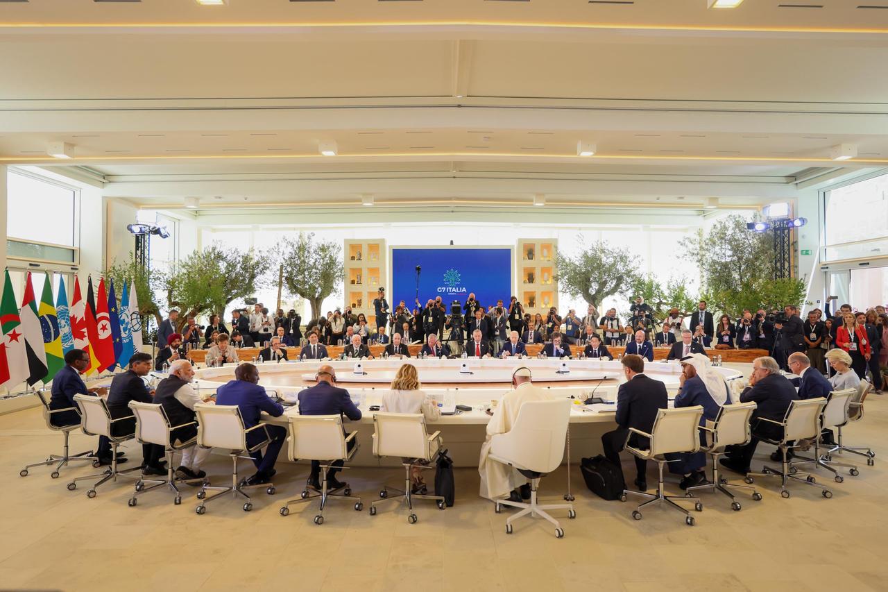 纽约时报说特朗普正在带着美国自杀!美国自二战以来80年的基业已经被特朗普在几个月