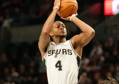 NBA常规赛马刺以125-116战胜凯尔特人。本场比赛，马刺球员达龙-福克斯