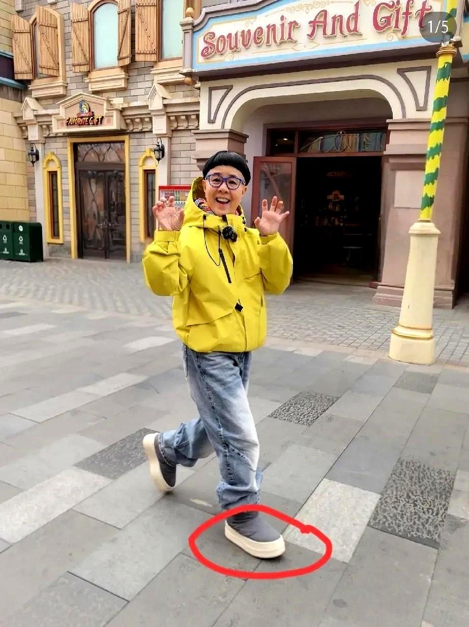 你敢信？那个在幕前温柔似水的金龟子，私下竟是个穿15cm松糕鞋、背卡通双肩包的