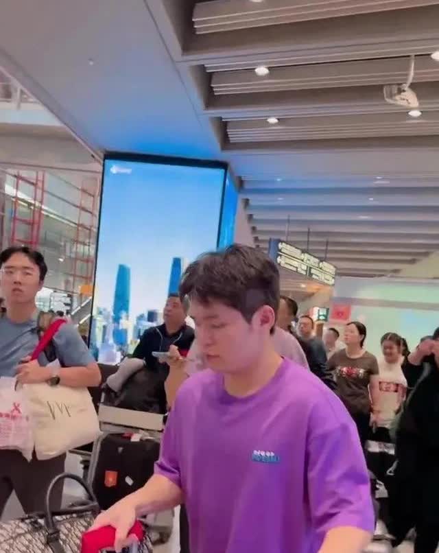 小石头今天回北京了，为什么不在现场看球了？后面还有头哥的比赛，后面的比赛会越来越