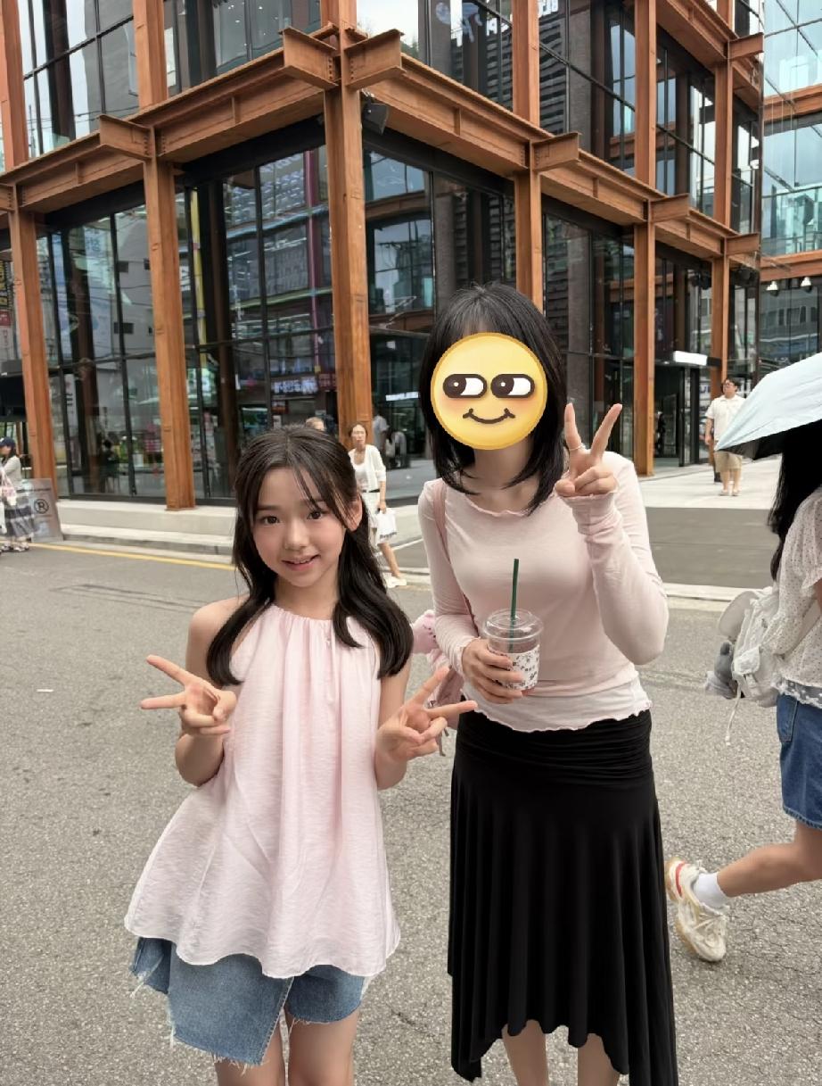 7月14日，小酒窝现身韩国首尔的圣水洞，好有女团气质，尤其发型，据说是参加声乐比