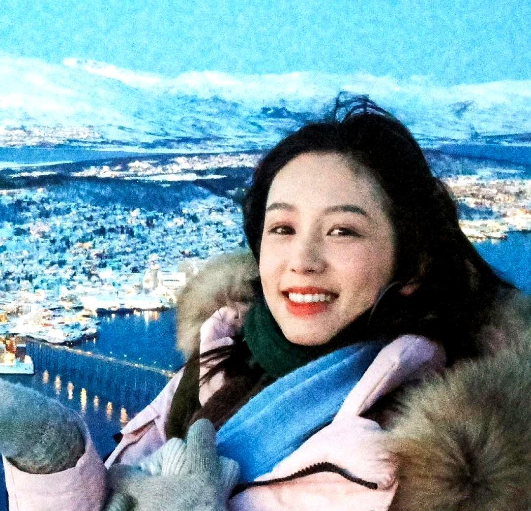 1月15号，圈里炸锅。传《你那儿几点》女主从章若楠换成周也，原因？