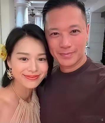 胡杏儿老公没撒谎！近日，胡杏儿的老公李乘德在马来西亚偶遇了黄宗泽，他立刻站起身和
