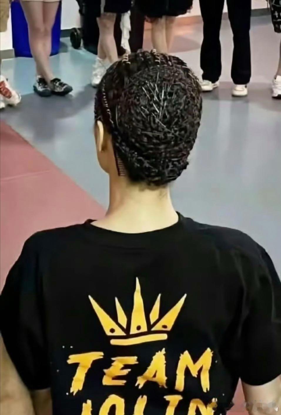 蔡依林的盘发用了整整一千根发卡！这得弄多久啊​​​