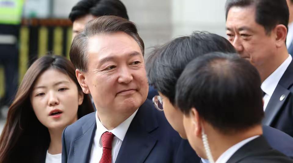 韩国政坛最近爆出大瓜！前总统尹锡悦的奢侈操作，简直让人看呆。总统官邸里有个浅得离
