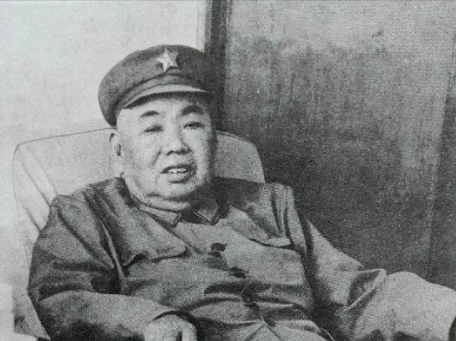 1981年，许将军在得知军区汽油紧张后，他立即告诉司机车不开了。可是许将军刚决定