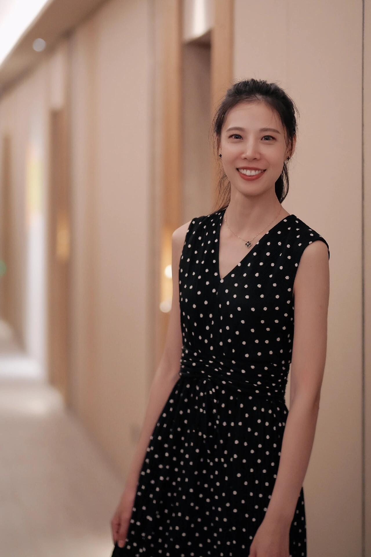 看着那些年的照片，傻傻的样子。