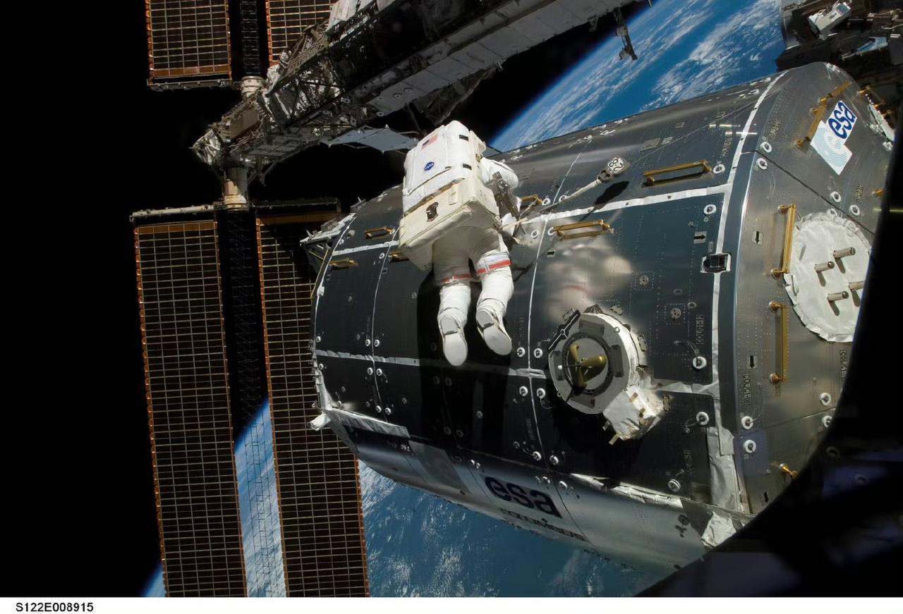 宇航员雷克斯·瓦尔海姆在第五次太空行走时意外将舱外航天服的靴子穿反了！200