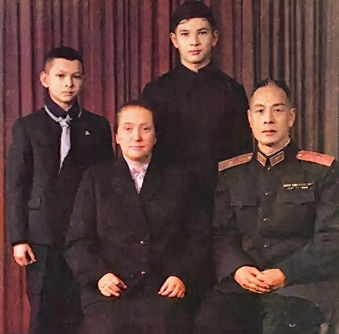 开国少将唐铎的妻子长得非常美丽动人，浓眉大眼气质特别非凡，她一生始终都没有改苏联