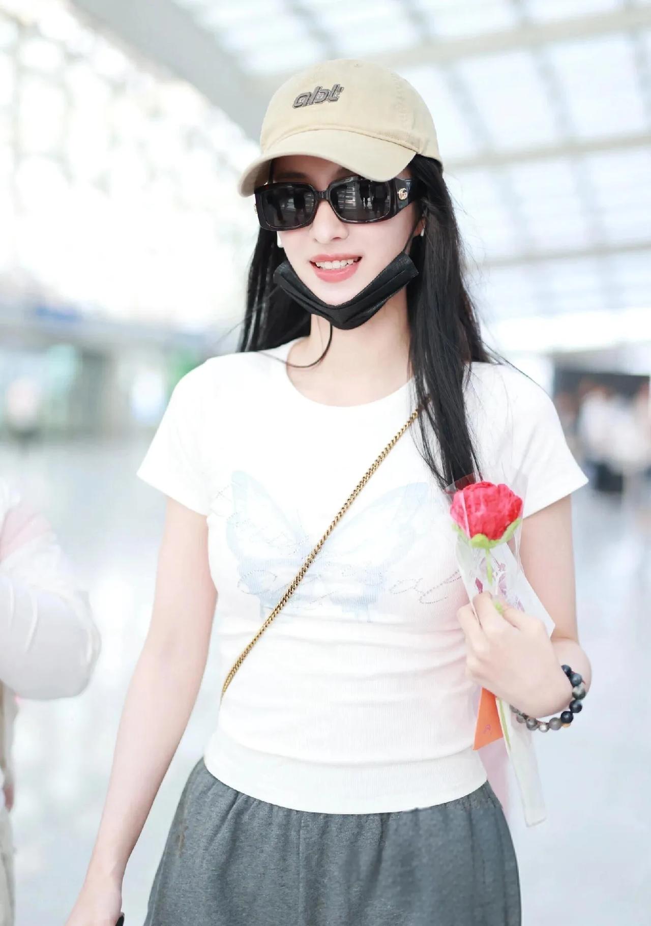 王楚然这组机场穿搭也太会了！白色蝴蝶印花短款T恤搭配灰色休闲裙，甜酷平衡感直接拉