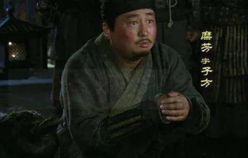 糜芳，徐州首富的亲弟弟。23年前，他带着2000个家丁和全部家产投靠了吃不上饭的