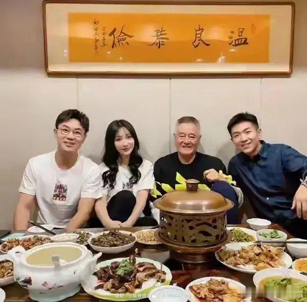 几个明星一起吃饭时候的照片