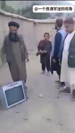 阿富汗的一处偏远山区，当地人发布视频表示神职人员捣毁了村里的一台电视机，因为他认