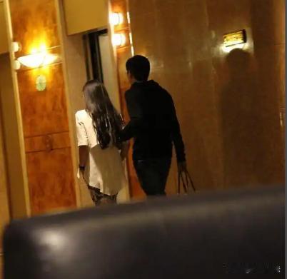 江苏南京，深夜，一个妖娆的女子给男子发来一个信息“我能认识你吗”，男子心动的很，