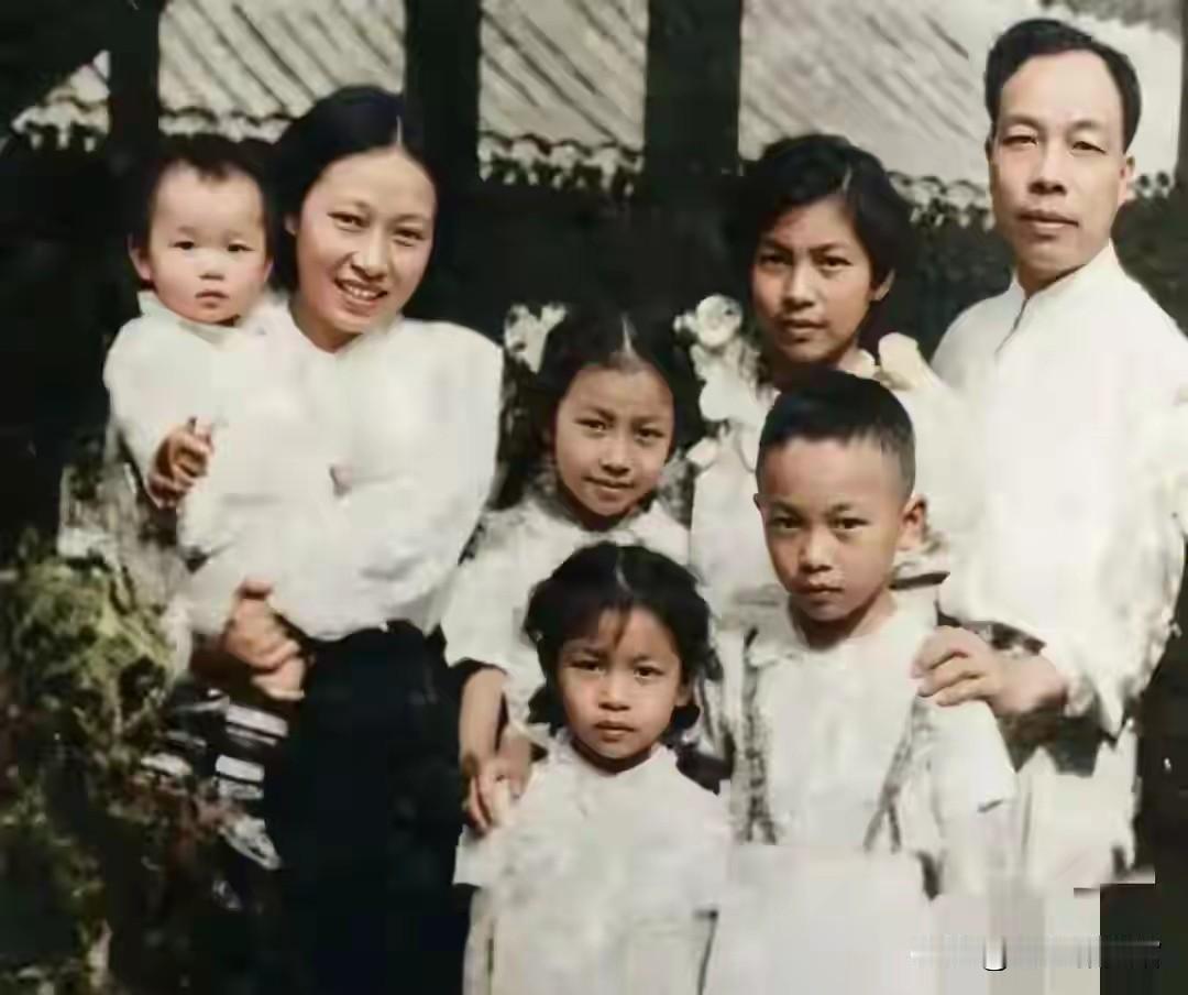 一张老照片拍摄于1954年，开国上将肖华的珍贵全家福，身旁妻子王新兰是亲历长征的