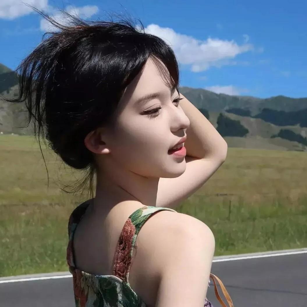 在高原草原上，感受自由的风治愈系草原风光草原漫步照草原氛围感照草原甜系照