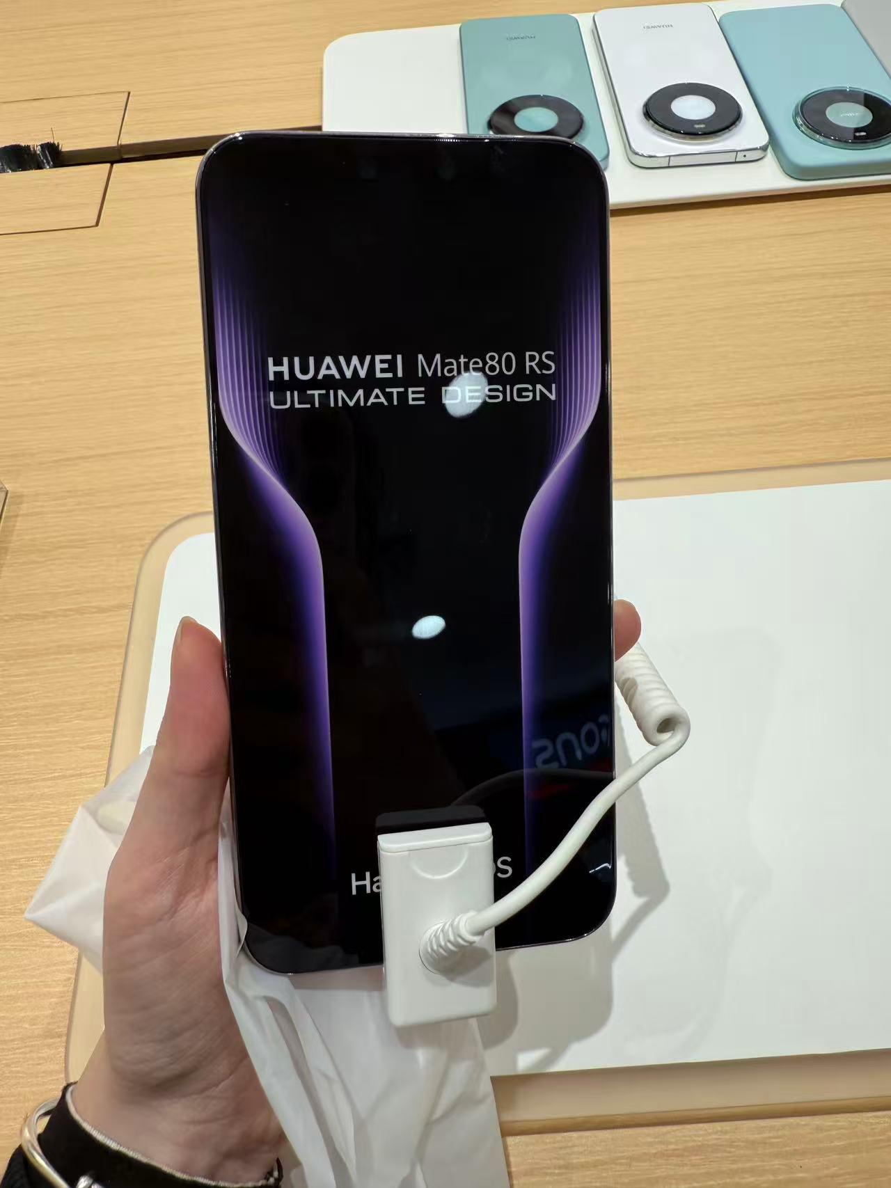 羡慕，同事的女朋友给他安排了华为Mate80RS😭果然，身边的同事都是壕友