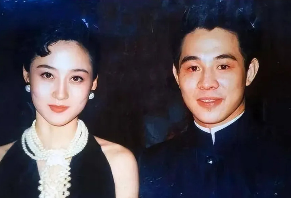 主持人问李连杰:“你当年喜欢利智什么？是图她长得漂亮好看吗？”李连杰摇摇头:“你