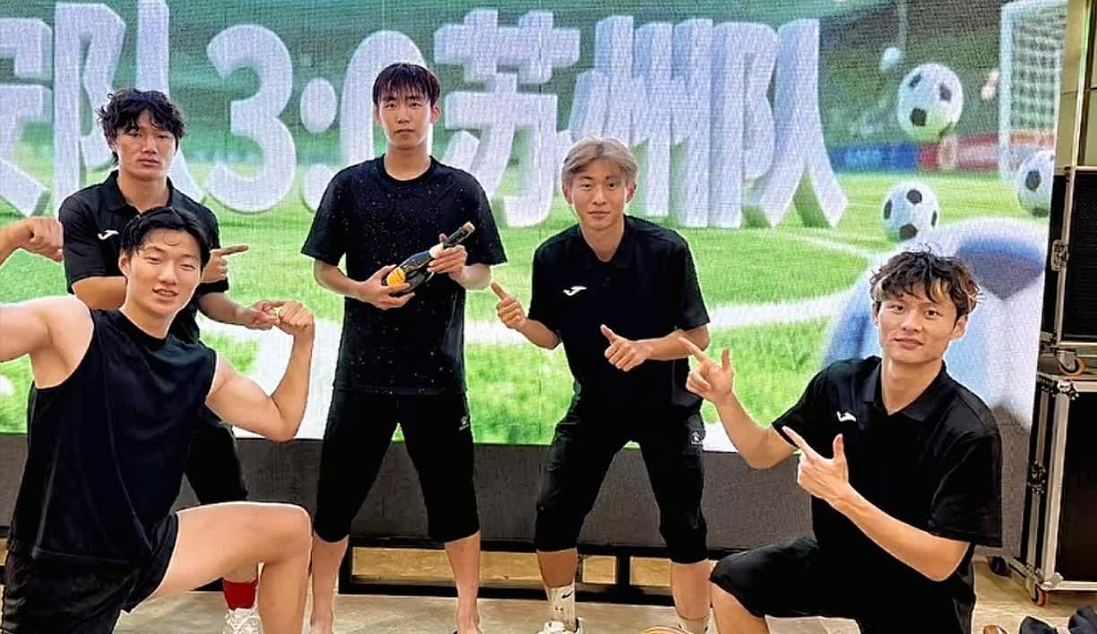 苏州队来气了！在对战淮安队时中场停了一小会电，结果被踢进一个球，原本正是