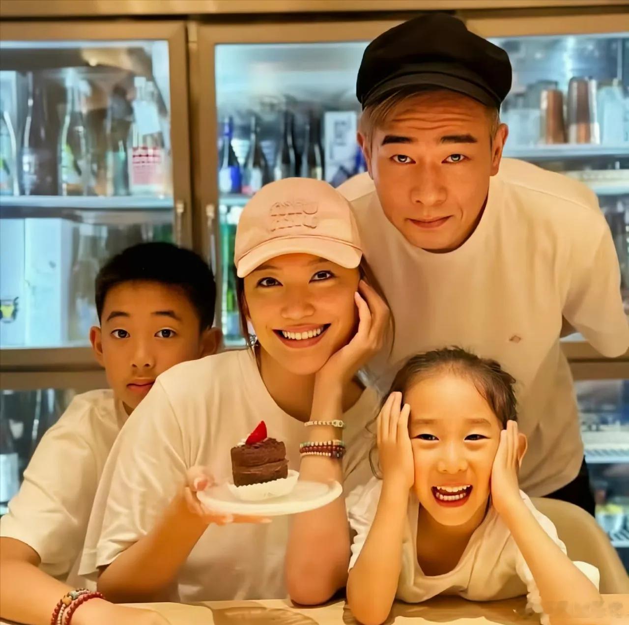 陈小春估计要开心得睡不着觉了，因为他和应采儿的小儿子在幼儿园全英文主持了毕业典礼