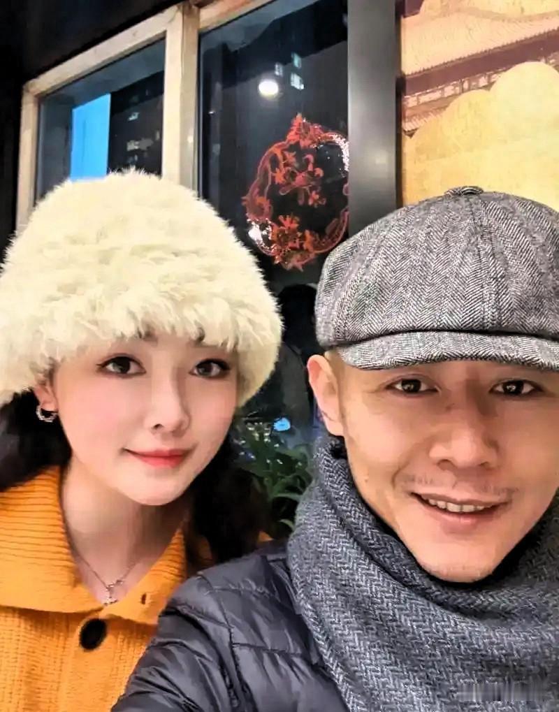 当年在直播间信誓旦旦说“不生孩子”“没能力教育孩子”的大冰，最近突然改口了。