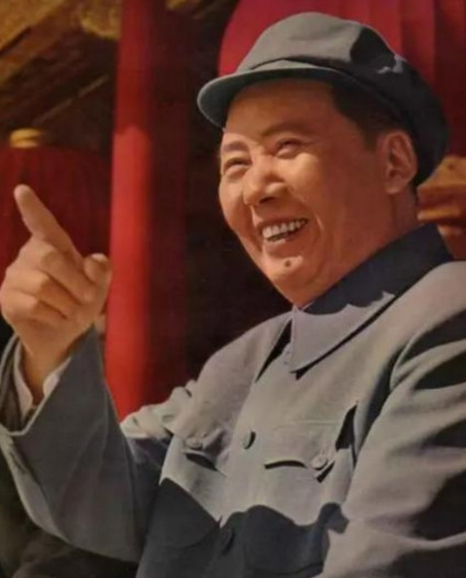 黄克诚说：“毛主席的功绩没有谁能比得上，硬要有谁非要说比毛主席更厉害、功劳更大，