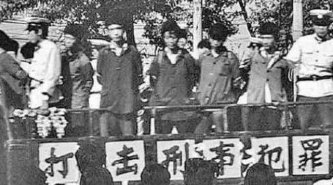 1983年，一名解放军战士在唐山军营门口被黑社会猖狂地杀害，事件震动了党中央，随