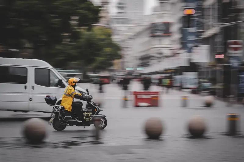 我觉得外卖骑手配送超时，不能一概而论地给差评。之前我点外卖，骑手超时了半小时，
