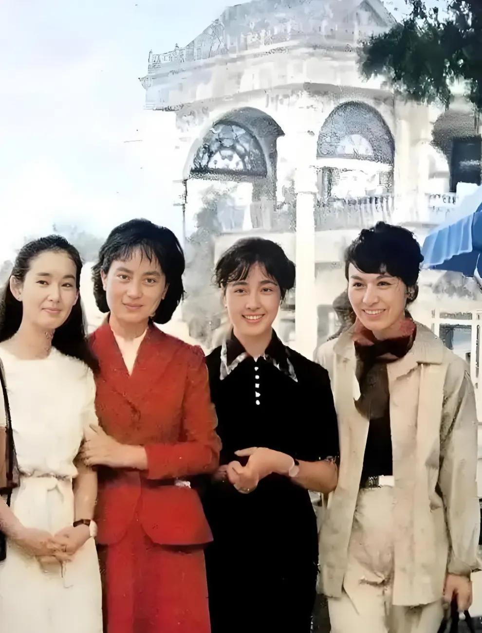 我的天呐！四位中曰娱乐圈最美丽，最有魅力的女神站在一起，令人无限回忆！心潮澎湃！