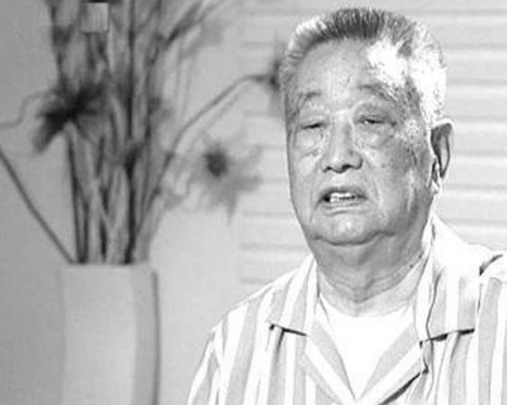 1943年，日军空袭时，18岁的宋岭春用步枪打下一架日本飞机，战后却请求处分，连