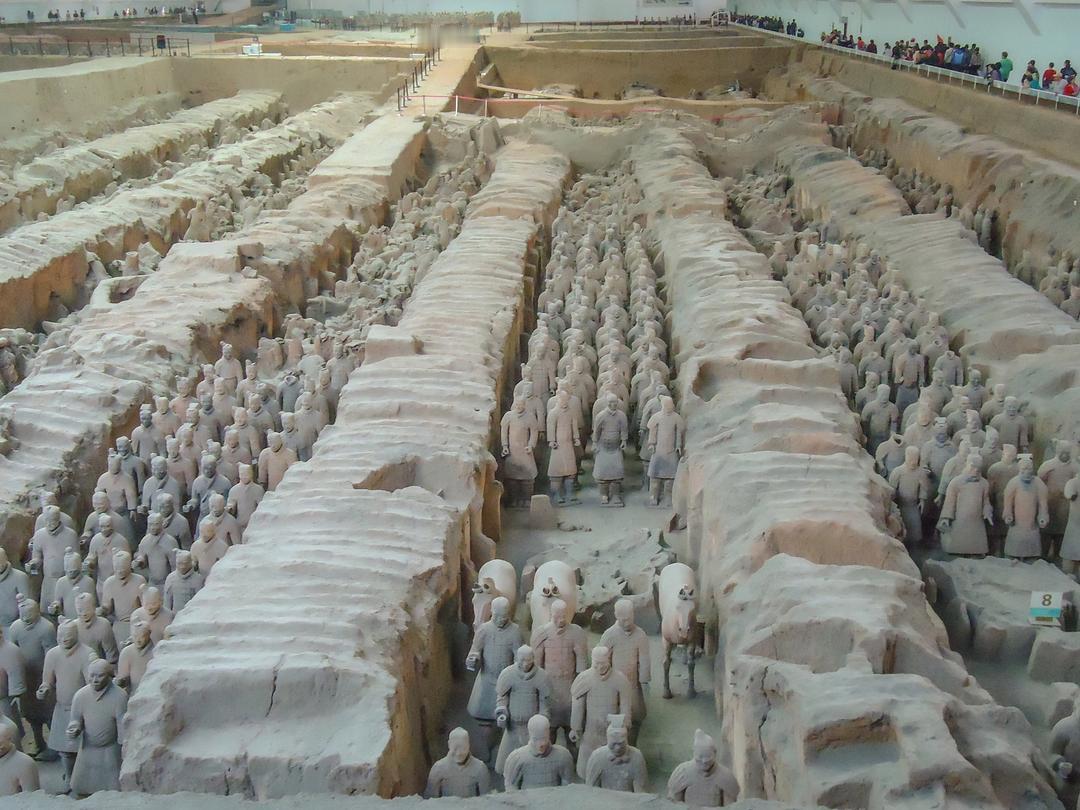 终于去了心心念念的西安。城墙、钟楼、不夜城，每一处都美，每一处也都——全是人。回