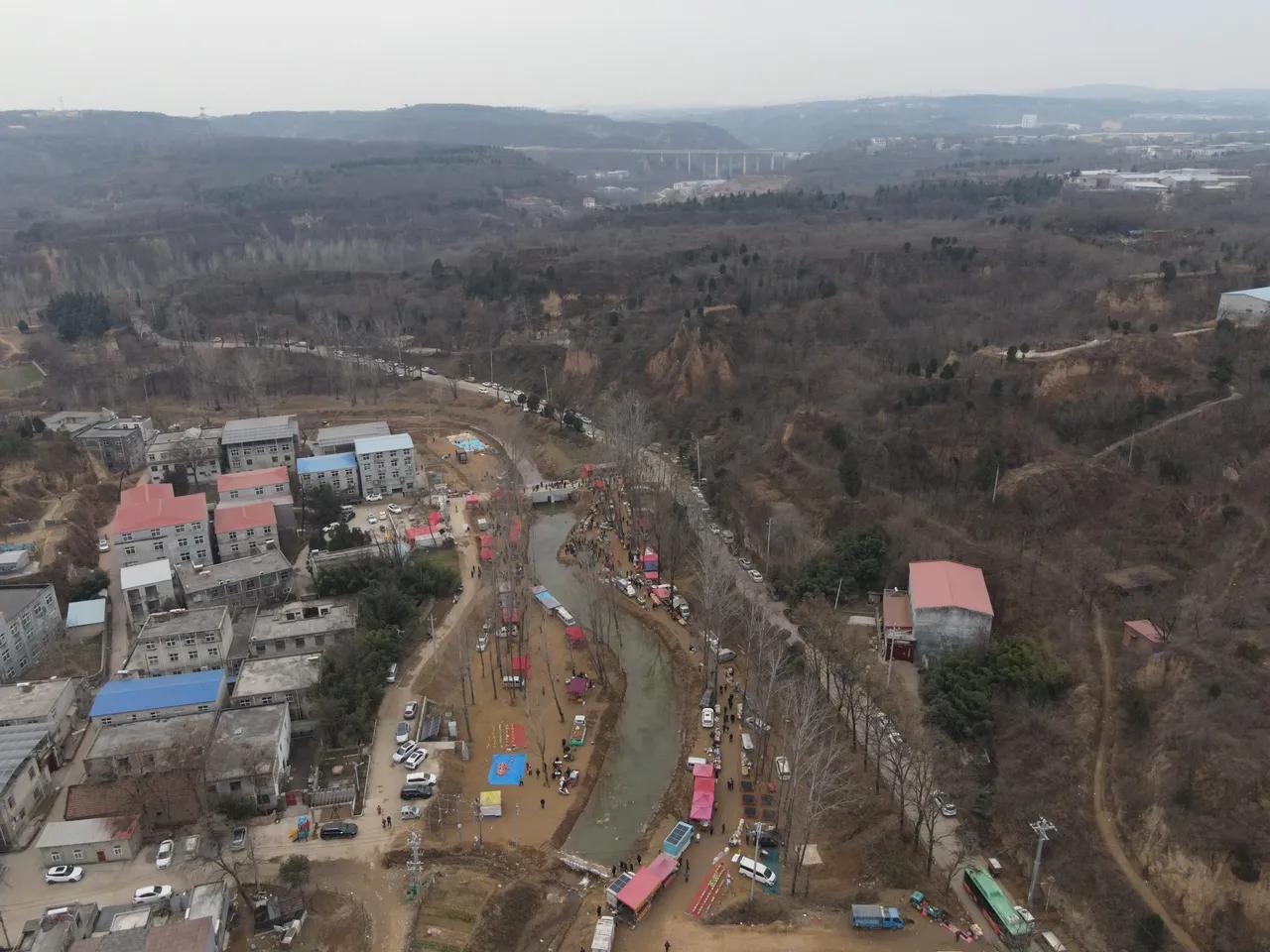 这是万万没想到，一个小小的泉眼能够成为打卡圣地。郑州的贾鲁河源头的泉眼能够如此