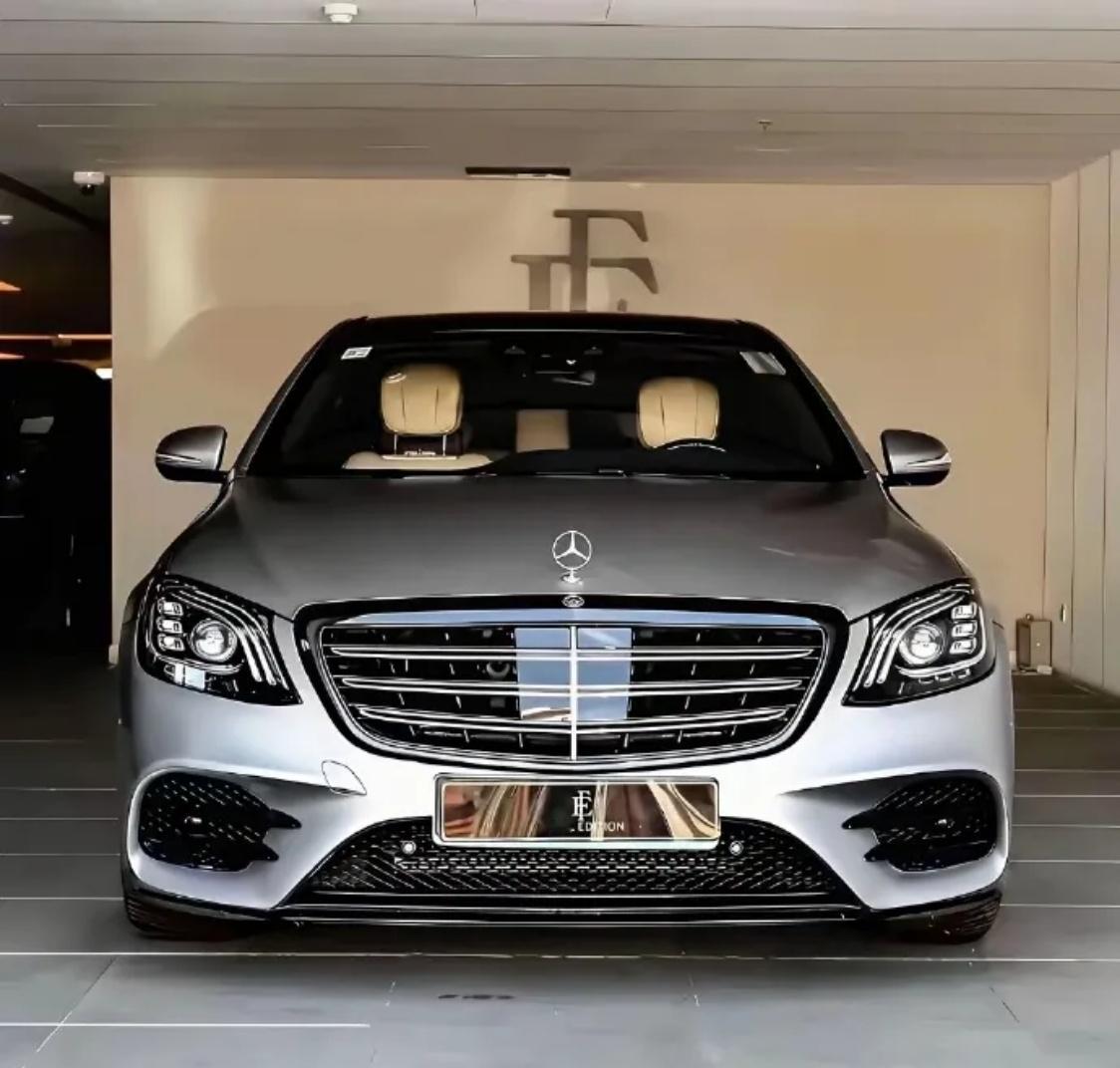 8年前的奔驰设计，现在看还能打这台奔驰的前脸搁现在看，照样是“顶流颜值”——格栅