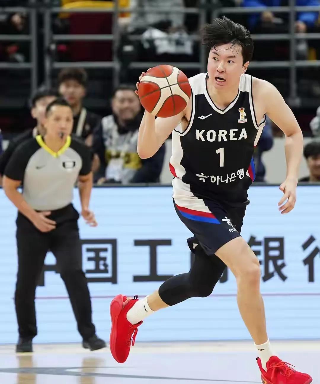 中国男篮主场被韩国男篮打爆，真的太意外了，中国76-80不敌韩国，看比分才输4