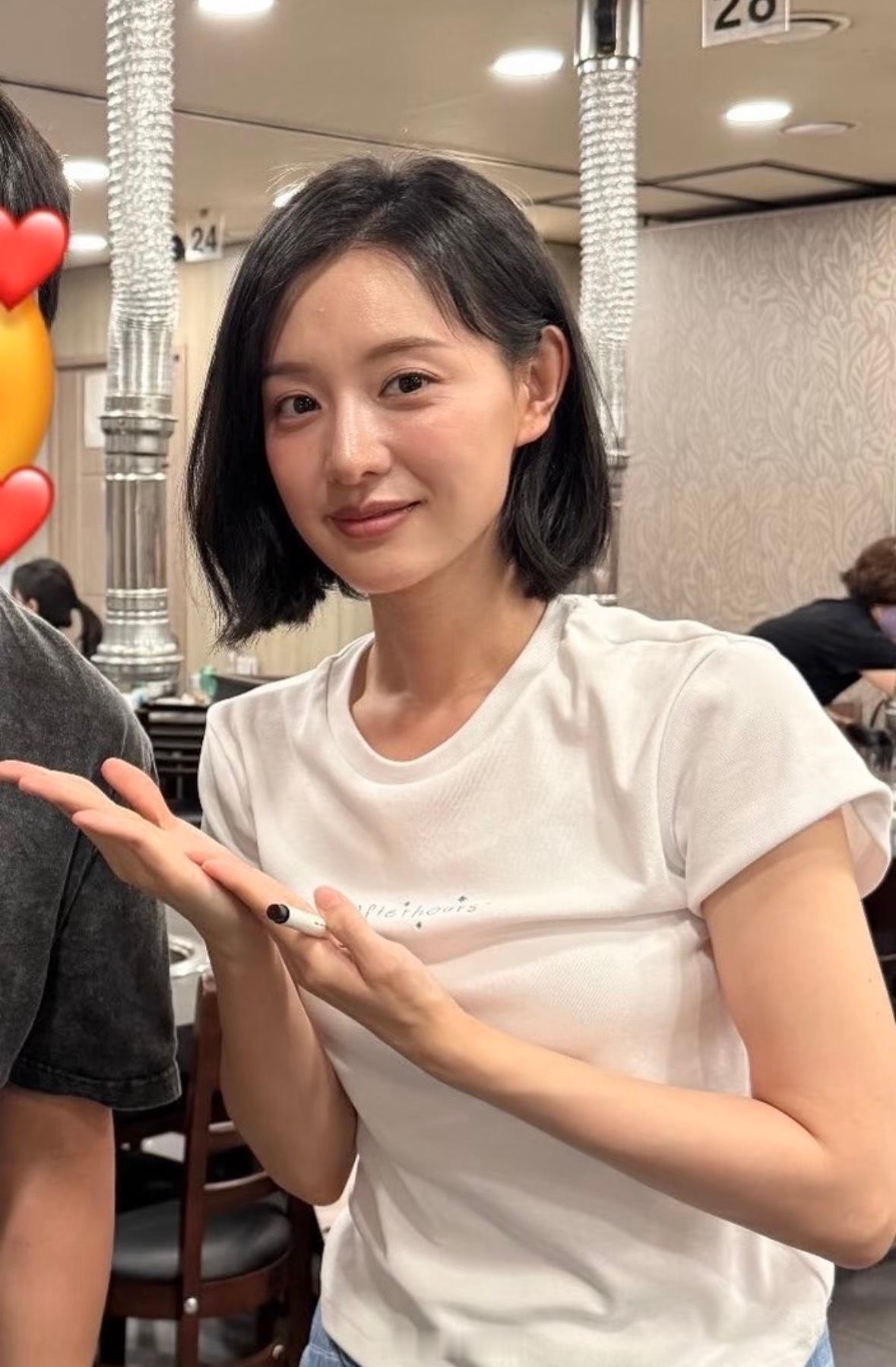 短发的金智媛，有体制内的感觉了好真实的肌肤纹理，全年无休的进组工作，杀青快乐欧尼